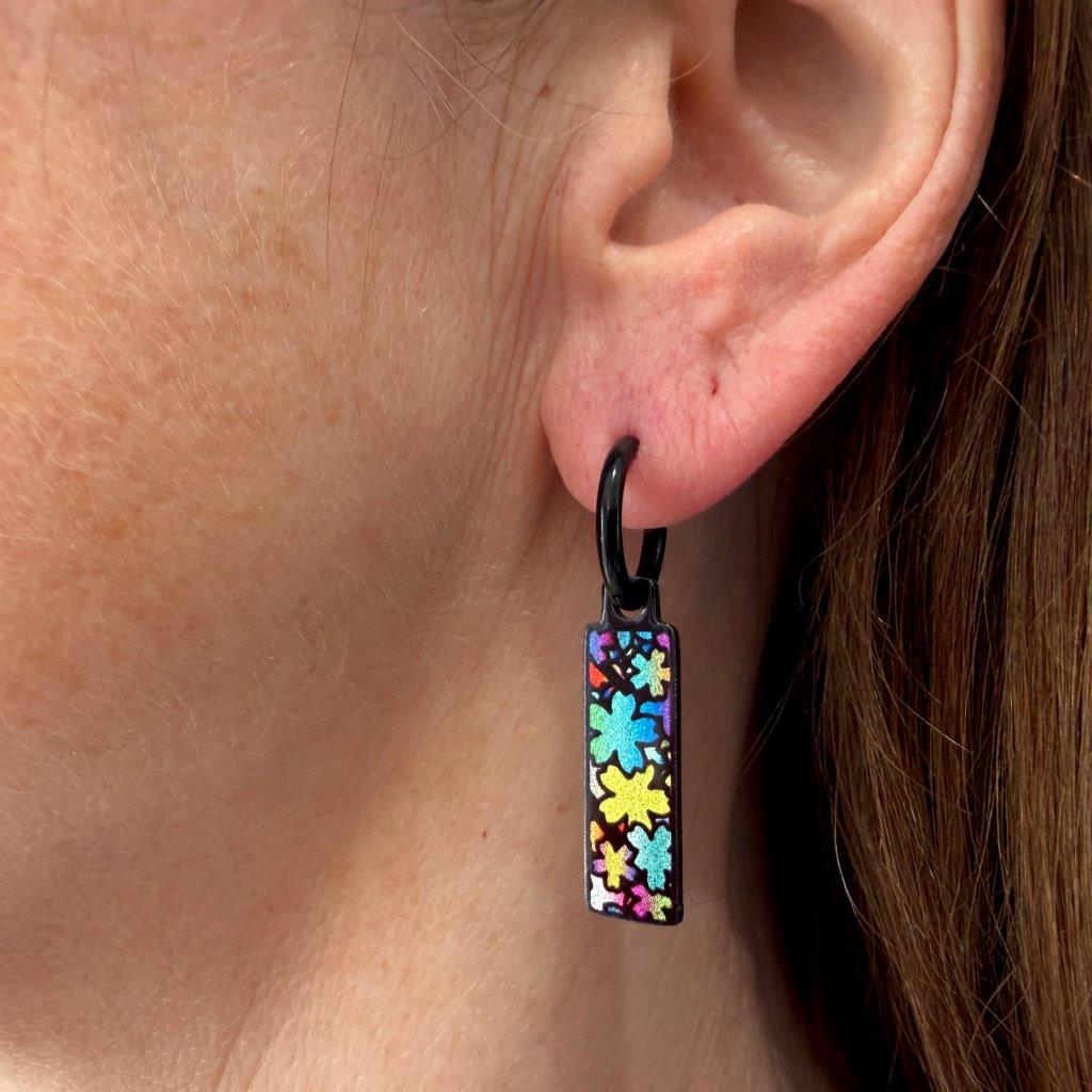 Hippie peace flowers metallic oorbellen