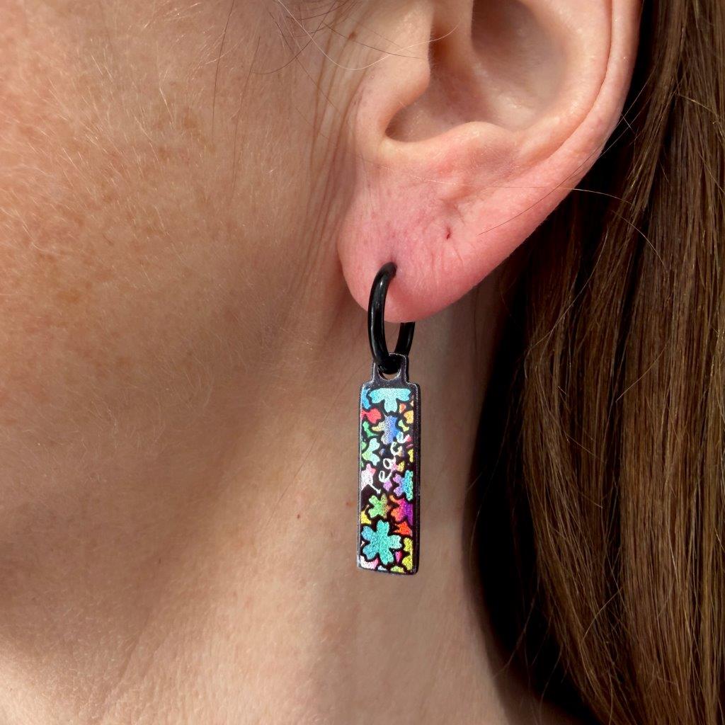 Hippie peace flowers metallic oorbellen
