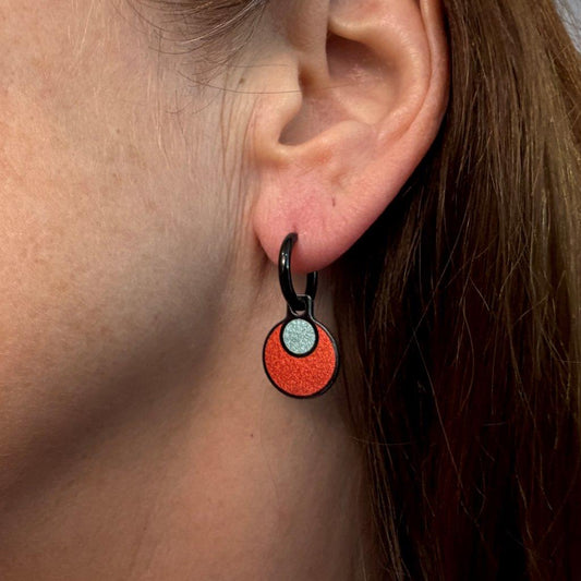 Solo  red orange metallic oorbellen