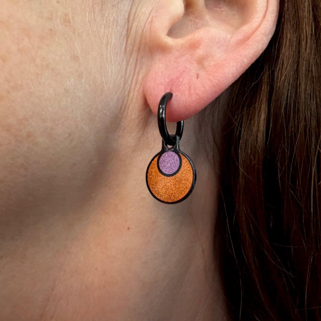 Solo  red orange metallic oorbellen