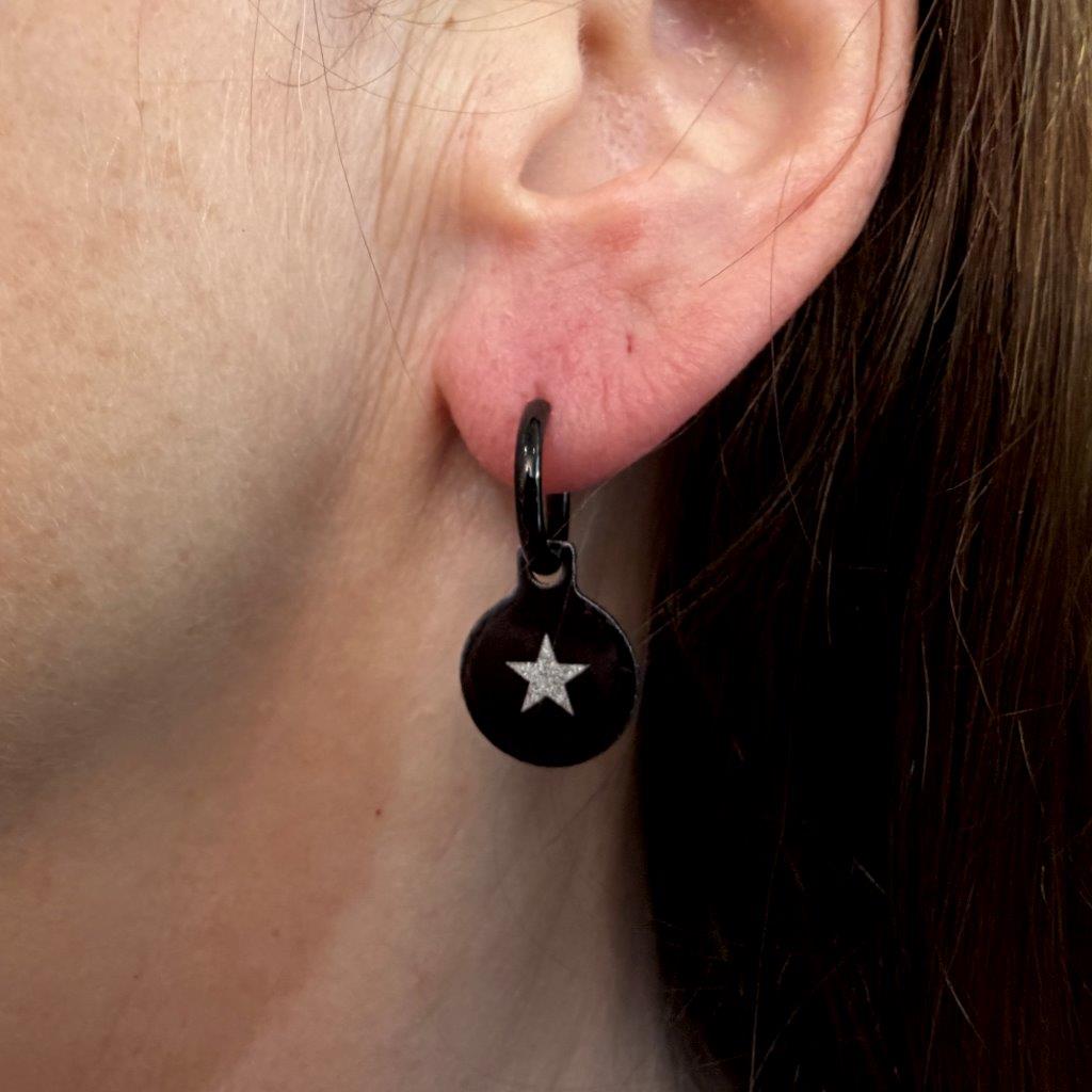 Solo Silver Stars Oorbellen | Metallic Zilveren Sterren – Urbandbracelets