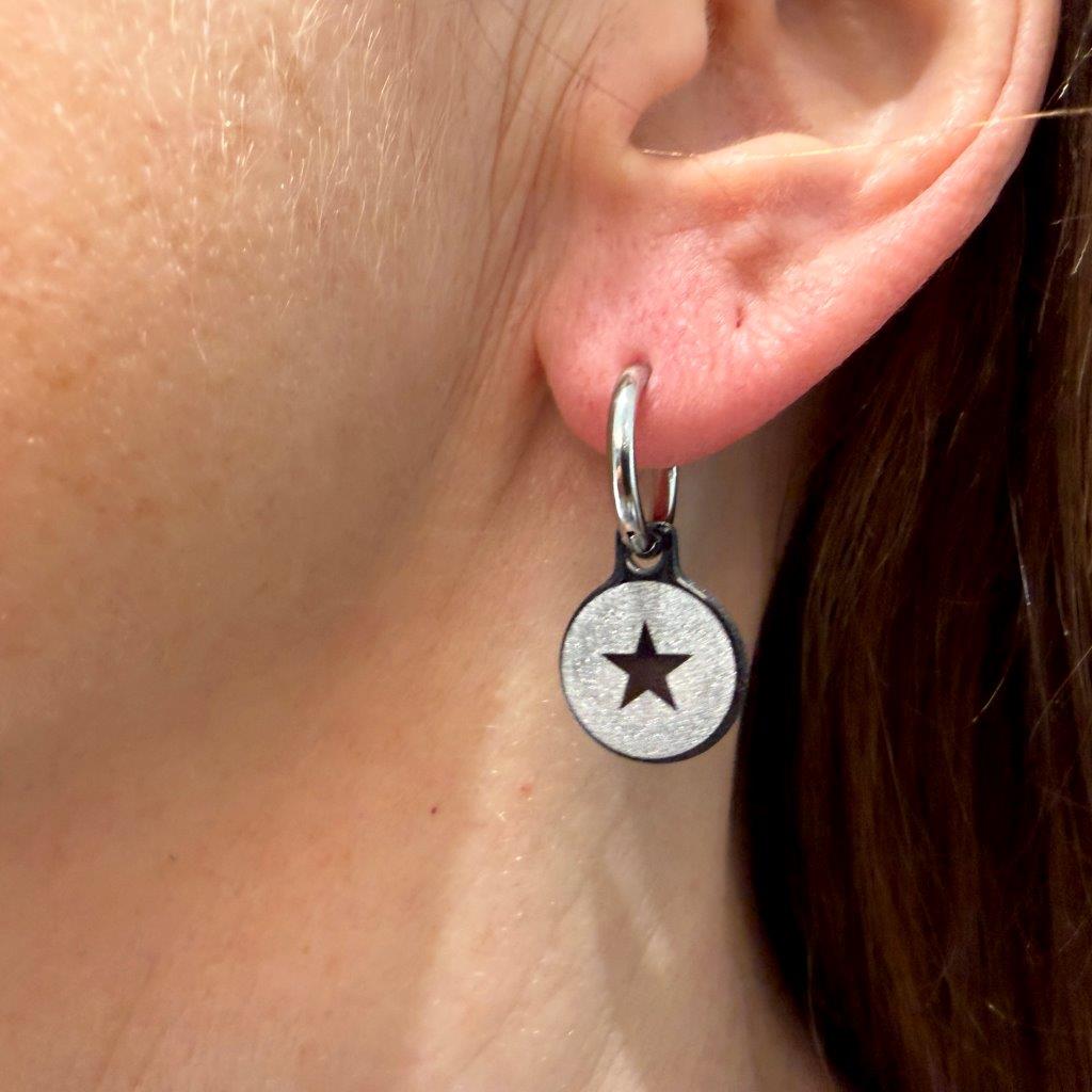 Solo Silver Stars Oorbellen | Metallic Zilveren Sterren – Urbandbracelets