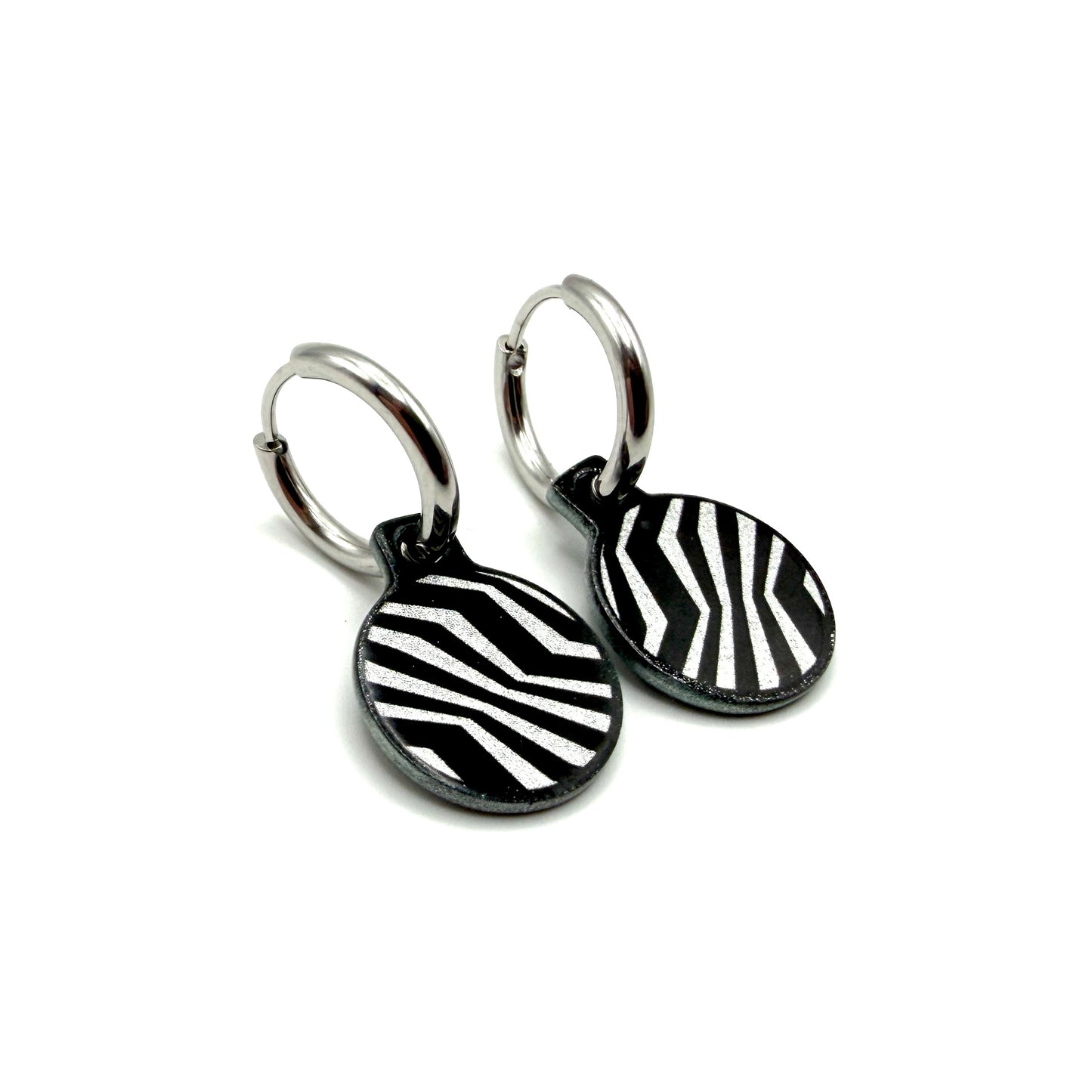 Zebra black and white metallic oorbellen