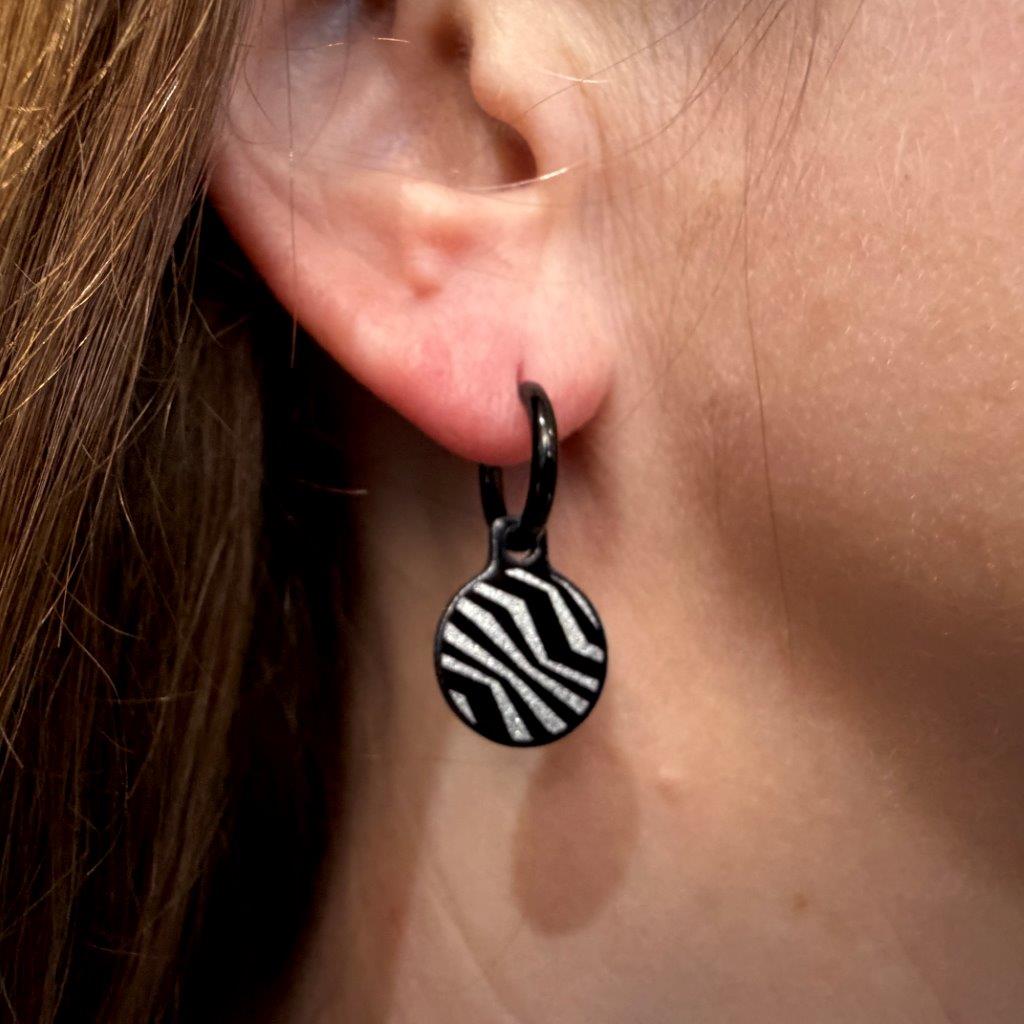 Zebra black and white metallic oorbellen
