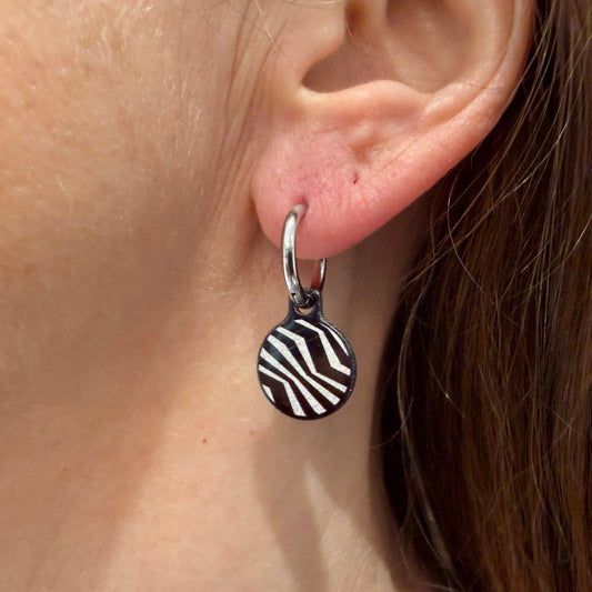 Zebra black and white metallic oorbellen