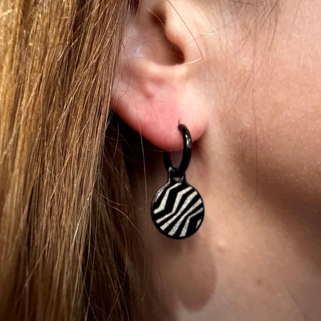 Zebra black and white metallic oorbellen